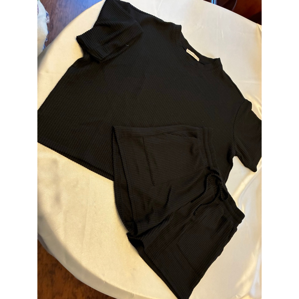 Zenana NWOT Size Medium Black ribbed short set.

****Size MEDIUM**** - Picture 3 of 7